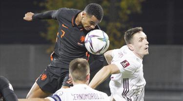 Belanda berhasil mencuri kemenangan saat bertandang ke markas Latvia pada laga lanjutan Kualifikasi Piala Dunia 2022 zona Eropa Grup G, Daugava Stadium, Sabtu (9/10/2021). (AP/Roman Koksarov)