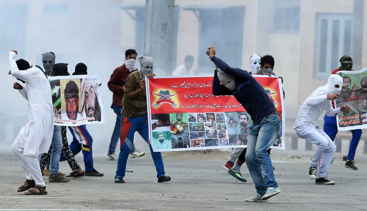Suasana bentrokan pemuda Kashmir dan pasukan pemerintah India di pusat kota Srinagar (2/9). Bentrokan pecah setelah salat Idul Adha. Dimana pasukan polisi dan paramiliter menembaki para pemerotes di dekat tempat salat. (AFP Photo/Tauseef Mustafa)
