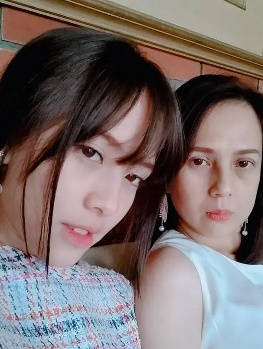 Sebagai ibu, Sofia selalu menemani dan mendukung penuh keputusan sang putri untuk terjun ke dunia hiburan. (Liputan6.com/IG/@iamopay)