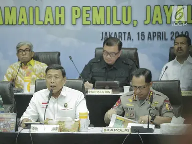 Menko Polhukam, Wiranto (tengah) memimpin rapat koordinasi dengan KPU-Bawaslu, Polri, TNI hingga menteri di Kantor Kemenko Polhukam, Jakarta, Senin (15/4). Rapat membahas mengenai kesiapan akhir pengamanan tahapan pemungutan dan perhitungan suara pemilu serentak 2019. (Liputan6.com/Faizal Fanani)