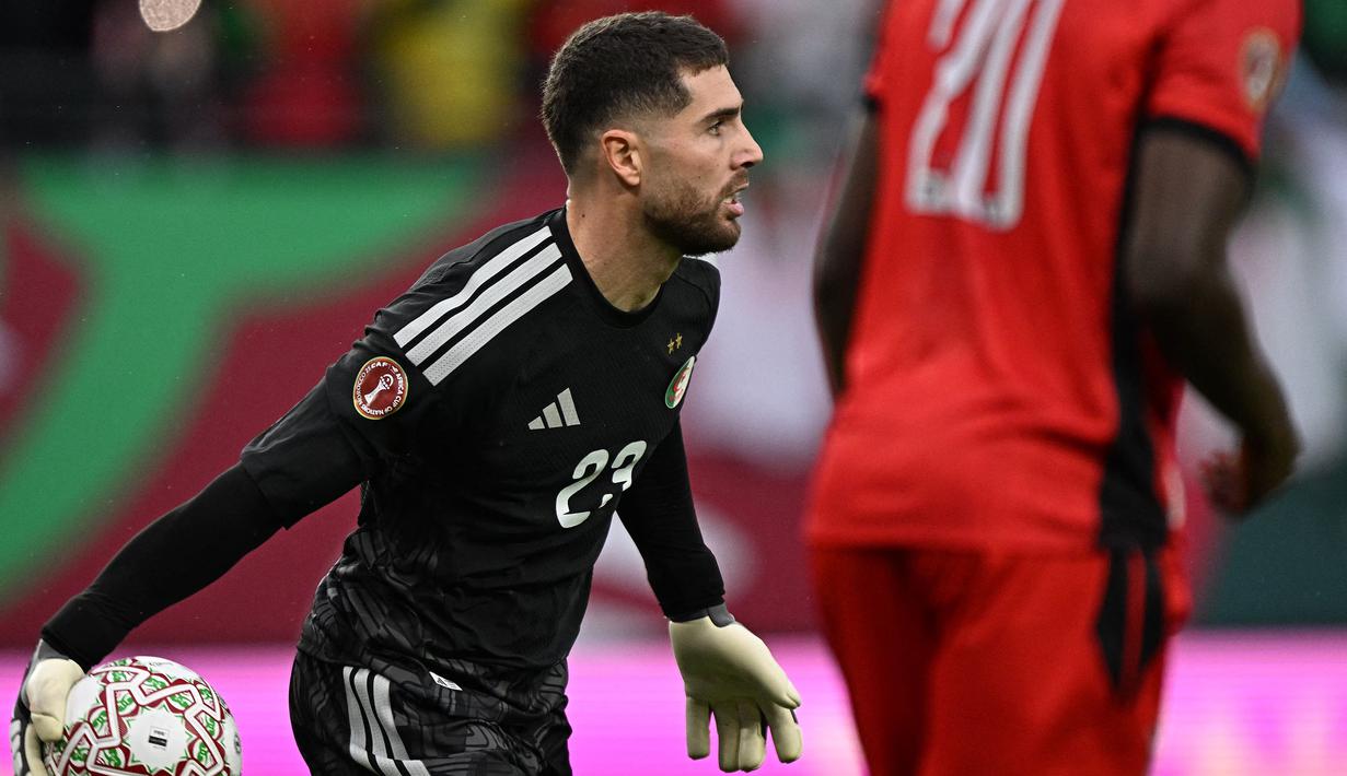 Kiper Aljazira, Luca Zidane beraksi dalam laga Grup E Piala Afrika 2025 melawan Sudan di Moulay Hassan Stadium, Rabat, Markoko, Rabu (24/12/2025) malam WIB. (AFP/Gabriel Bouys)