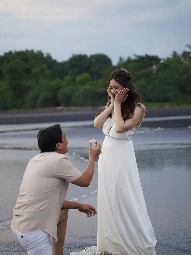 Billy Syahputra Lamar Kekasih di Pantai Bali, 6 Potret Romantisnya Bikin Baper