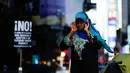 Seorang wanita menunaikan salat saat unjuk rasa bertajuk 'I Am A Muslim Too' di Times Square pada 19 Februari 2017 di New York City, AS, Minggu (19/2). (AFP Photo/ Eduardo Munoz Alvarez) 
