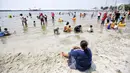 Pengunjung memadati Pantai Lagoon di Ancol, Jakarta Utara, Jumat (17/8). Warga Jakarta dan sekitarnya memanfaatkan libur HUT ke-73 Republik Indonesia dengan berwisata ke kawasan Ancol. (Liputan6.com/Faizal Fanani)