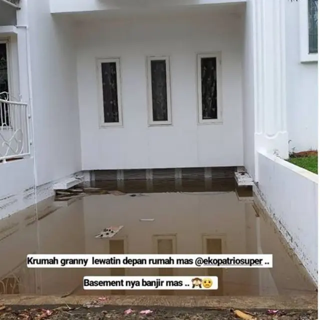 Rumah Eko Patrio Saat Masih Ada Sisa Genangan Banjir