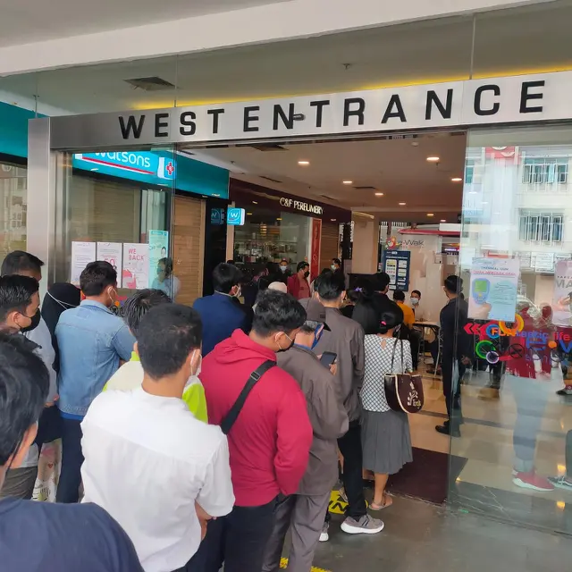 Antrean pengunjung siap menerima suntikan vaksinasi di mal Balikpapan.