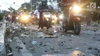 Kendaraan melintasi jalan di sekitar Stasiun Palmerah, Jakarta Barat, Senin (30/9/2019). Jalur di kawasan itu telah dibuka, namun kendaraan harus berhati-hati karena banyaknya batu sisa bentrokan massa di belakang gedung DPR yang berakhir ricuh. (Liputan6.com/Angga Yuniar)