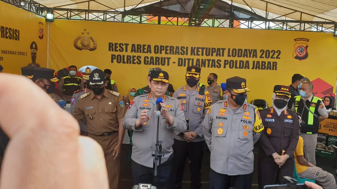 Wakapolri Komjen Pol Gatot Eddy Pramono, memberikan keterangan kepada wartawan selepas pengecekan kesiapan pos terpadu mudik jalur selatan di Limbangan, Senin (25/4/2022). (Liputan6.com/Jayadi Supriadin)