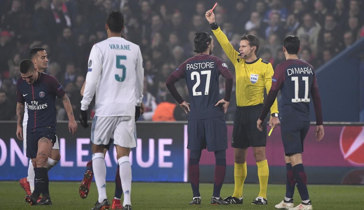 Wasit memberikan kartu merah kepada gelandang PSG, Marco Verratti, saat melawan Real Madrid pada laga Liga Champions di Stadion Parc des Princes, Paris, Selasa (6/3/2018). Madrid berhasil lolos ke delapan besar. (AFP/Pierre-Philippe Marcou)