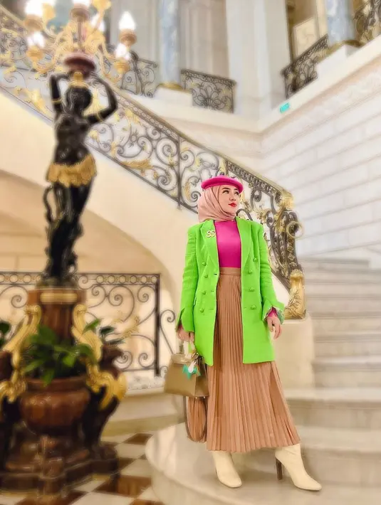Punya rumah bak istana, direktur utama dari PT Shellasaukia ini kerap membagikan potretnya dengan fashion colorful berlatar rumahnya yang mewah. (Liputan6.com/IG/@shellasaukiaofficial).