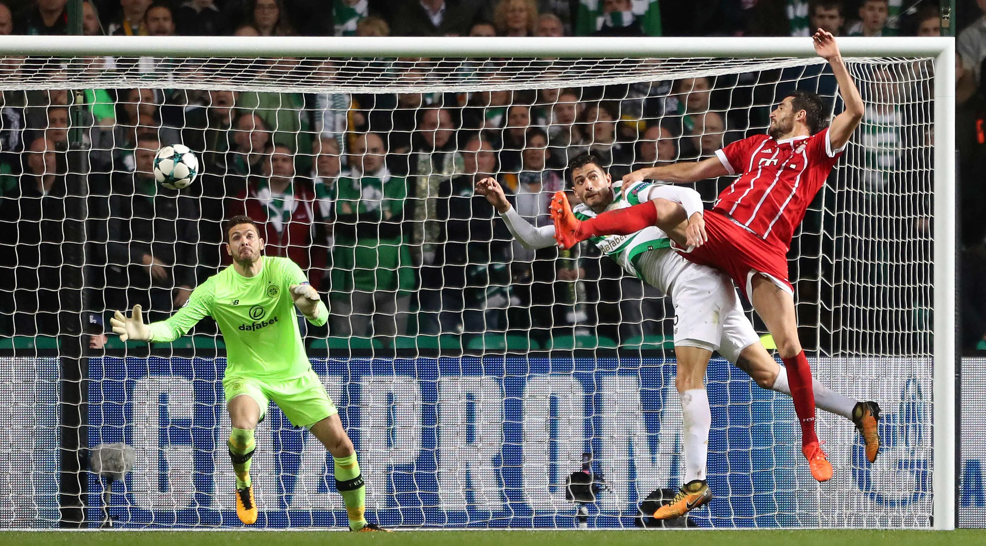 Gelandang Bayern Munchen, Javier Martinez menyundul bola ke arah gawang Celtic pada pertandingan Grup B Liga Champions di Celtic Park, Selasa (31/10/2017). (AP/Andrew Milligan)