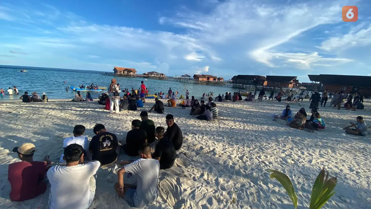 Wisatawan di Pulau Derawan