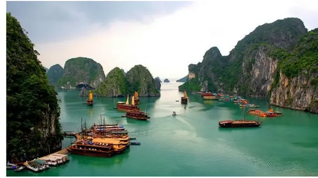 Keindahan Ha Long Bay (sumber: Vietnam Travel Guide)