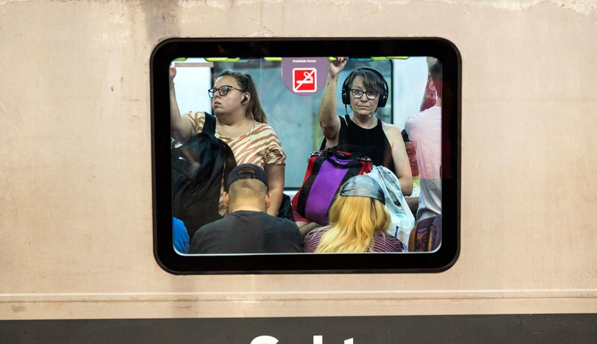 Devaluasi yang cepat ini merupakan bagian dari serangkaian langkah yang diumumkan pada Selasa (12/12/2023) malam oleh Menteri Ekonomi Luis Caputo, yang juga mencakup pemotongan subsidi energi, pengurangan anggaran pemerintahan, dan penghentian tender pekerjaan umum dalam upaya mengurangi defisit hingga nol. (AP Photo/Rodrigo Abd)