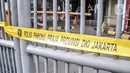 Garis Satpol PP Provinsi DKI Jakarta terpasang di pintu masuk Plaza Kenari Mas yang tutup, Jakarta, Rabu (7/7/2021). Satgas COVID-19 DKI Jakarta menutup Plaza Kenari Mas setelah melanggar aturan dengan tetap beroperasi pada masa PPKM Darurat sehingga memicu kerumunan. (merdeka.com/Iqbal S. Nugroho)