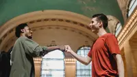 Ilustrasi respek, saling menghargai. (Photo by William Fortunato : https://www.pexels.com/photo/cheerful-young-multiracial-male-friends-bumping-fists-in-old-building-6140469/)