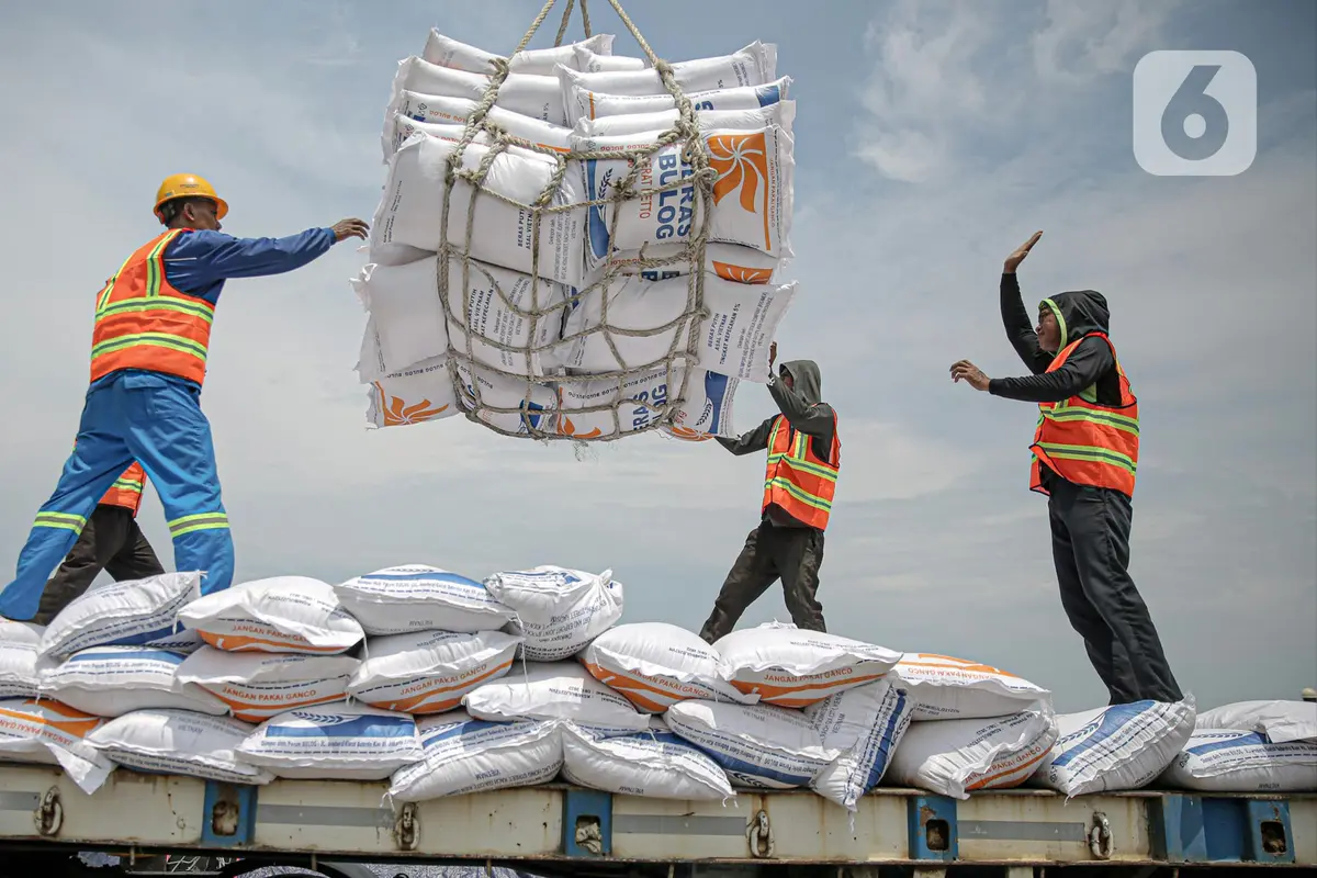5000 Ton Beras Impor Asal Vietnam Tiba di Pelabuhan Tanjung Priok