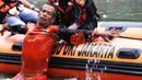 Petugas penanggulangan bencana melakukan simulasi kesiapsiagaan menghadapi musim banjir di Setu Babakan, Jakarta, Jumat (24/11/2023). (merdeka.com/Imam Buhori)