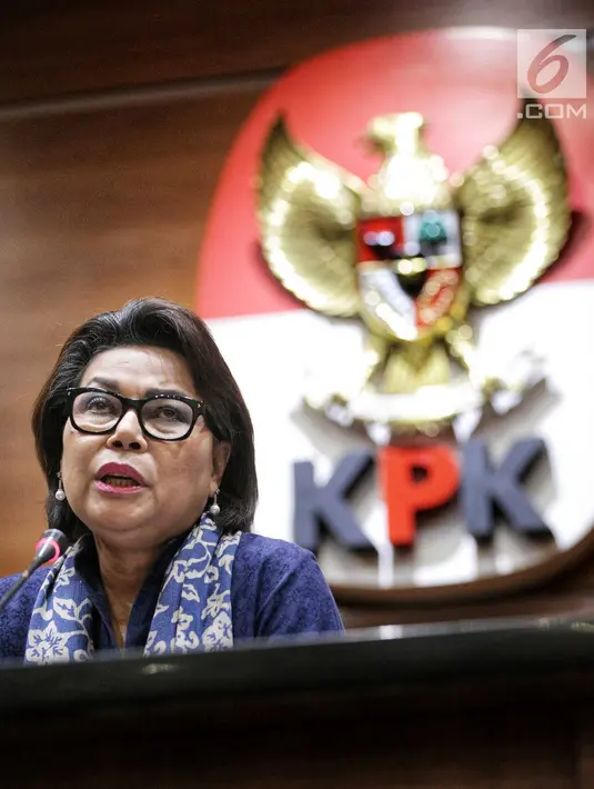 Wakil Ketua KPK Basaria Pandjaitan memberikan keterangan pers terkait operasi tangkap tangan (OTT) Bupati Lampung Selatan Zainudin Hasan di Gedung KPK, Jumat (27/7). KPK menetapkan 4 tersangka GR, ZH (Zainuddin), ABN dan AA. (Liputan6.com/Faizal Fanani)