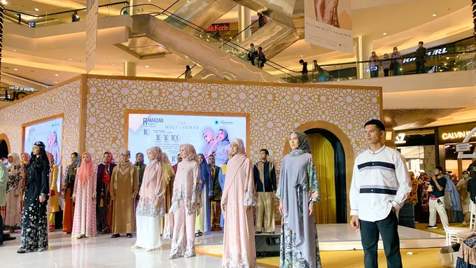 Ramadan Runway Kota Kasablanka Tampilkan Ragam Modest Wear Karya 10 Desainer Tanah Air, Poppy Dharsono-Ivan Gunawan