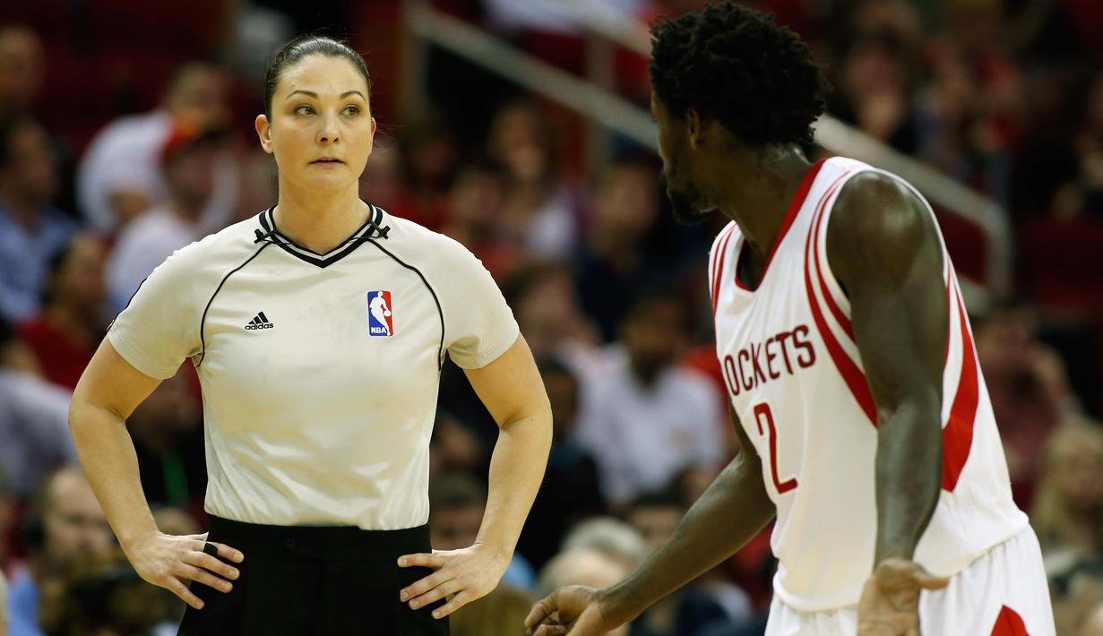 Lauren Holtkamp terlihat santai menanggapi protes Pemain Houston Rockets, Patrick Beverley #2 pada laga NBA antara Portland Trail Blazers vs Houston Rockets di Toyota Center,Houston, Texas.    (Scott Halleran/Getty Images/AFP)