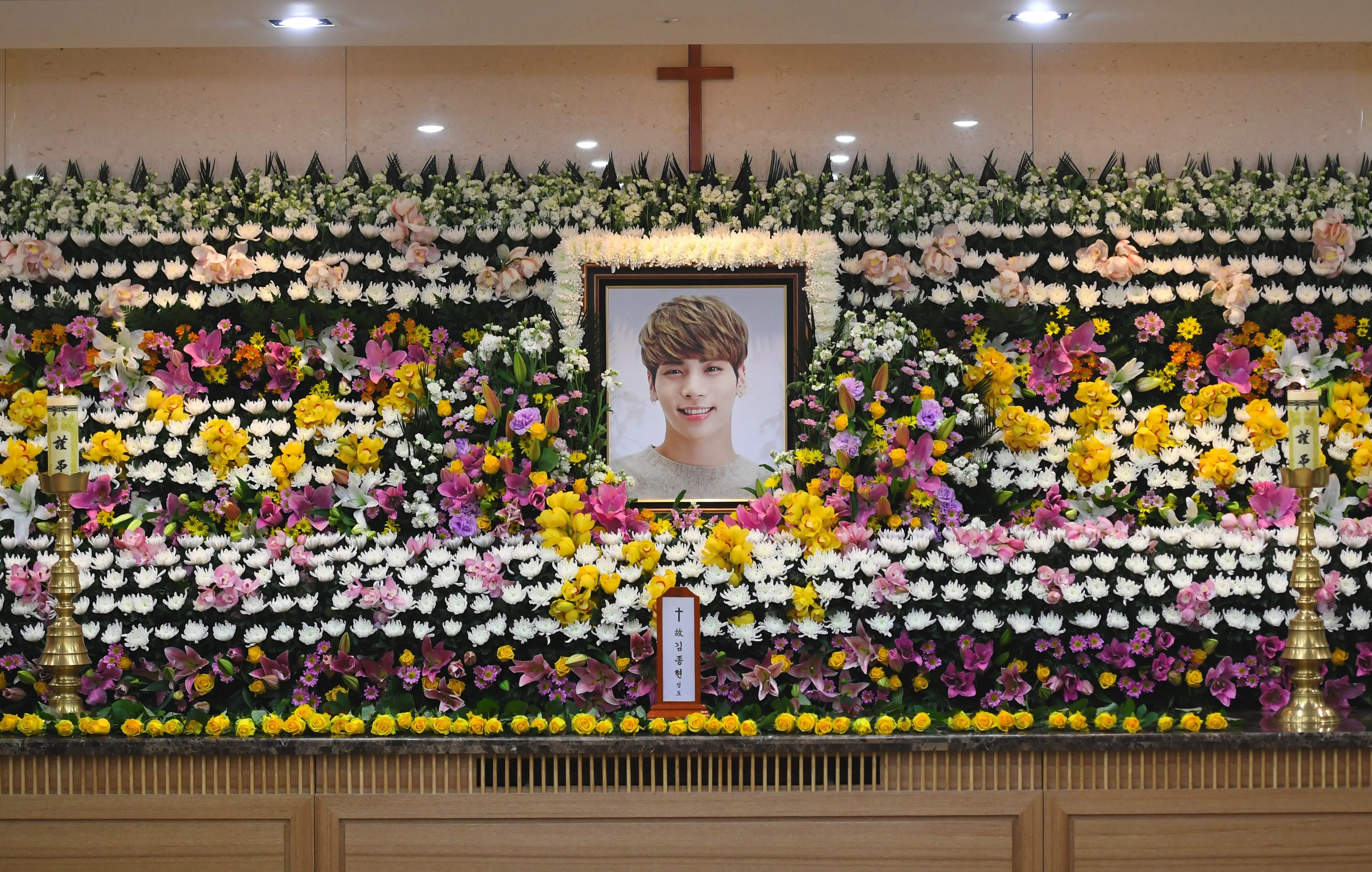 Para penggemar berkumpul di lokasi yang sudah disiapkan untuk memberikan perhormatan terakhir pada Jonghyun SHINee. (CHOI Hyuk/pool/AFP)