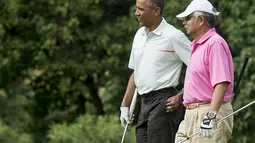 Barack Obama bermain golf bersama Perdana Menteri Malaysia, Najib Razak (kanan) di pangkalan militer Marine Corps, Hawaii, Rabu (24/12/2014). (AFP PHOTO/Nicholas KAMM)