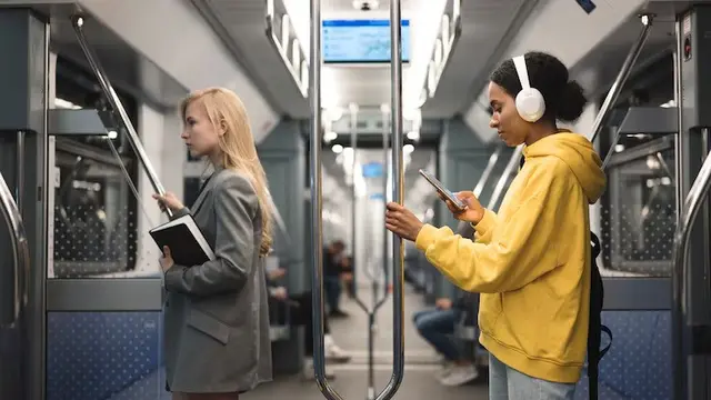 Jalan kaki, bersepeda, atau naik angkutan umum