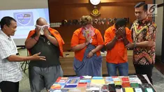 Kasubdit II Dirtippidsiber Bareskrim PolriKombes Pol Rickynaldo Chairul (kanan) menunjukan tersangka kasus penipuan melalui email di Bareskrim Polri, Jakarta, Jumat (16/11). Polisi membekuk tiga tersangka dalam kasus ini. (Liputan6.com/Angga Yuniar)