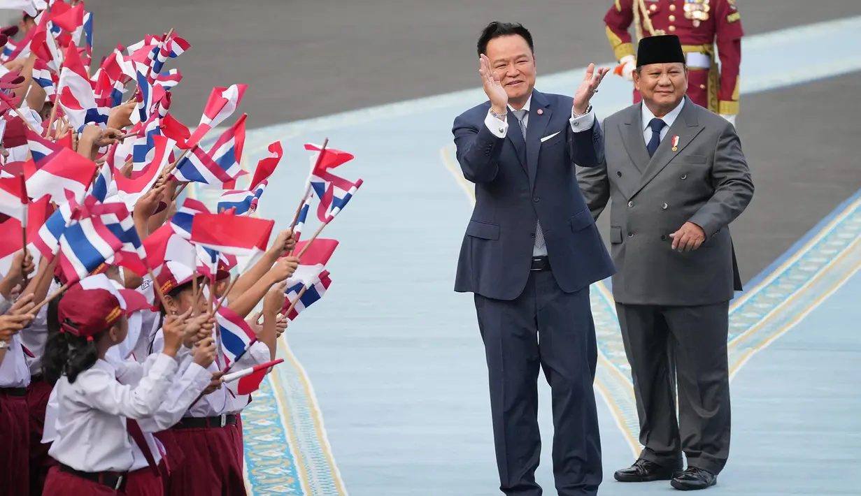 Presiden Prabowo Subianto) dan Perdana Menteri Thailand Anutin Charnvirakul bersama pelajar saat upacara penyambutan kenegaraan di Istana Merdeka, Jakarta, Senin (3/8/2026). (AP Photo/Tatan Syuflana)