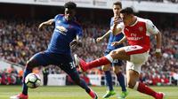 tendangan dalam kawalan bek Manchester United, Axel Tuanzebe, dalam laga lanjutan Premier League, di Stadion Emirates, Minggu (7/5/2017). (AFP/Adrian Dennis)