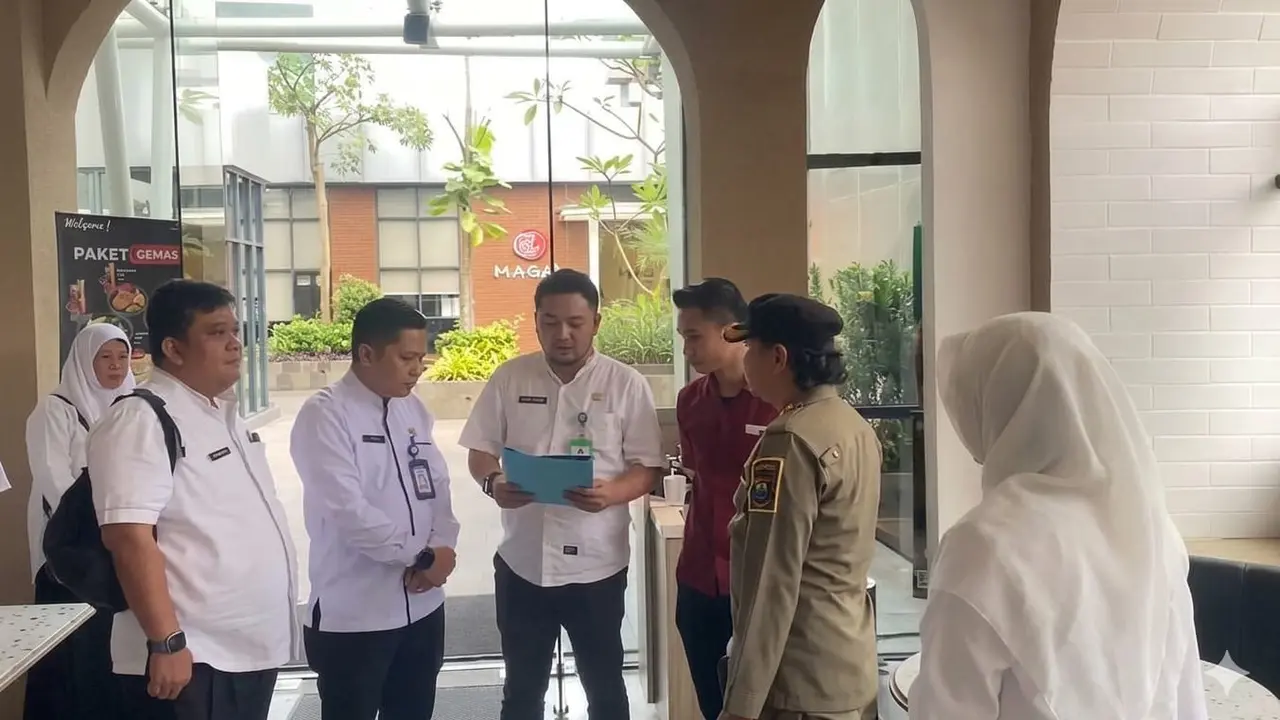 Badan Pendapatan Daerah (Bapenda) Kabupaten Tangerang memasangi restoran yang nunggak pajak dengan stiker.