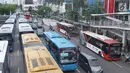 Aktivitas bus Transjakarta di Halte Harmoni, Jakarta, Rabu (2/1). PT Transportasi Jakarta (Transjakarta) menargetkan 231 juta pelanggan pada tahun 2019. (Liputan6.com/Immanuel Antonius)