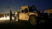 Kendaraan polisi dikerahkan di dekat lokasi ledakan yang mengguncang Ibu Kota Kabul, Afghanistan, Senin (1/8). Ledakan yang disebabkan oleh sebuah bom truk itu memutus arus listrik di seluruh ibu kota. (REUTERS/ Omar Sobhani)