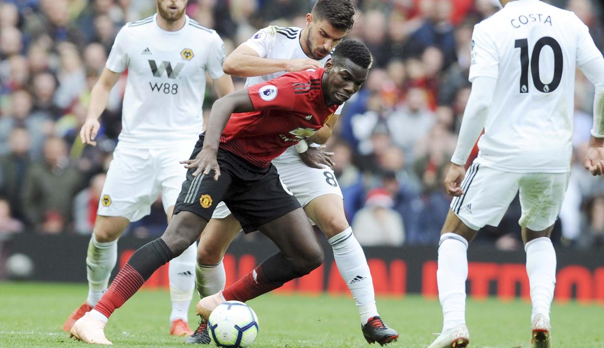 Gelandang Manchester United, Paul Pogba, berebut bola dengan pemain Wolverhampton Wanderers, Ruben Neves, pada laga Premier League, di Stadion Old Trafford, Sabtu (22/9/2018). Manchester United ditahan 1-1 oleh Wolverhampton. (AP/Rui Vieira)