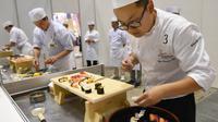 Peserta dari Prancis, Eric Ticana Sik serius menata sushinya saat mengikuti World Sushi Cup Japan 2016 di Tokyo, Kamis (18/8). Kejuaraan tahunan ini digelar selama dua hari dan didukung oleh pemerintahan Jepang. (Toru Yamanaka / AFP)