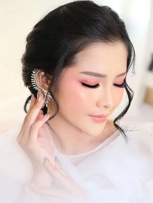 Atau makeup dengan nuansa yang lebih natural. Tetap dengan warna merah muda yang pas di kulit putihnya, Bella Bonita terlihat menawan di sini memamerkan paras cantiknya. Foto: Instagram.