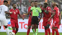 Wasit asal Somalia, Omar Abdulkadir Artan, batal memimpin pertandingan Piala Dunia 2026 karena tak mendapatkan izin masuk ke Amerika Serikat. (AFP/Issouf SANOGO)
