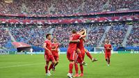 Para pemain Rusia saat merayakan gol Fedor Smolov pada pertandingan perdana Piala Konfederasi 2017, di Stadion Krestovsky, Sabtu (17/6/2017). (AFP/Mladen Antonov). 