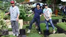 Pemain film Warkop DKI Reborn saat berziarah ke makam almarhum Dono di TPU Tanah Kusir, Bintaro, Jakarta, Sabtu (27/8). Kunjungan mereka ke makam dan keluarga almarhum sebagai bentuk syukur atas selesainya proses produksi. (Liputan6.com/Helmi Afandi)