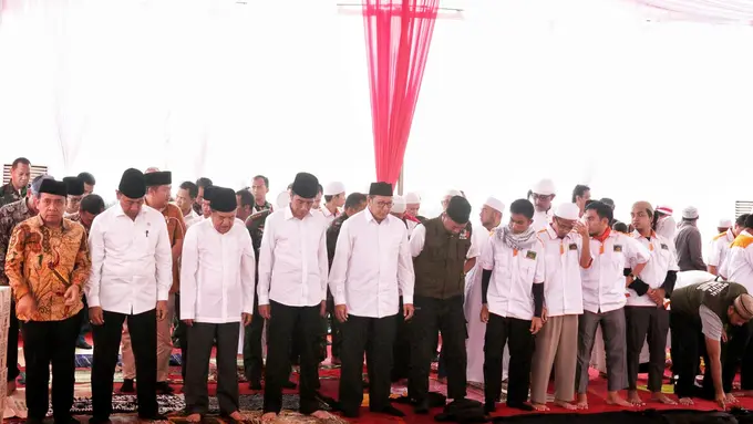 Jokowi Salat Jumat di Monas dan Ucapkan Terimakasih