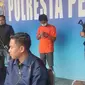 Tersangka pembunuhan driver ojol saat konferensi pers di Polresta Pekanbaru. (Liputan6.com/M Syukur)