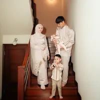 Pada momen lain, keluarga ini memilih nuansa champagne satin yang lembut dan mewah. Outfit kali ini didominasi oleh bahan berkilau dan detail bordir yang mempermanis tampilan.   [@lestikejora].