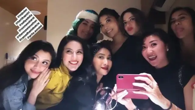 Jelang Menikah, Ini 6 Momen Bridal Shower Jessica Iskandar Jadi Pohon Natal