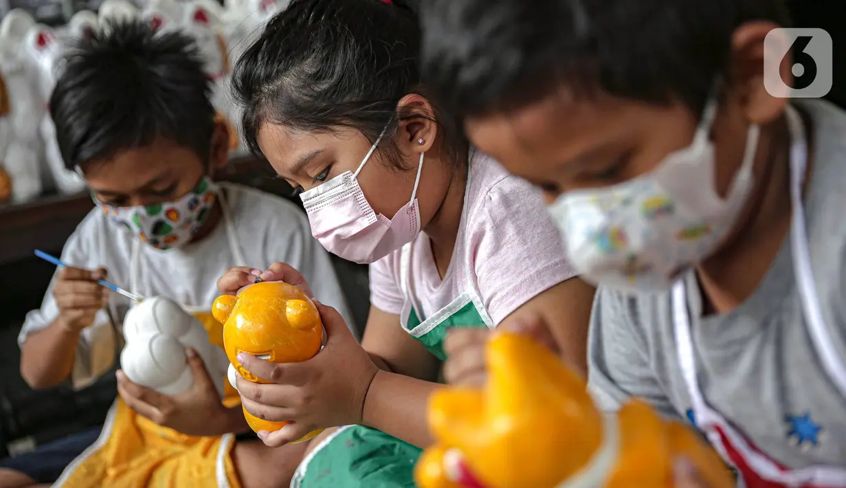 Anak-anak mewarnai boneka karakter kartun di Saung Art Gallery, Pondok Cabe, Tangerang Selatan, Banten, Kamis (6/1/2022). Selain menjadi sarana edukasi, boneka berbahan gipsum yang dapat digunakan sebagai celengan ini dijual dengan harga Rp 20 ribu-Rp 40 ribu per buah. (Liputan6.com/Faizal Fanani)