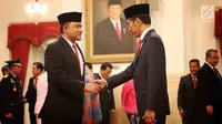 Presiden Joko Widodo (Jokowi) memberikan ucapan selamat kepada Kepala BNN Irjen (Pol) Heru Winarko seusai pelantikan di Istana Negara, Kamis (1/3). Heru Winarko menggantikan Komjen Pol Budi Waseso yang memasuki masa pensiun. (Liputan6.com/Angga Yuniar)