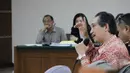 Terdakwa kasus suap Bupati Bangkalan Fuad, Direktur PT Media Karya Sentosa (MKS) Antonio Bambang Djatmiko (kiri) menyimak keterangan saksi saat sidang lanjutan di pengadilan Tipikor, Jakarta, Senin (16/3/2015). (Liputan6.com/Helmi Afandi)