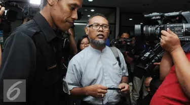 Mantan Wakil Ketua KPK, Bambang Widjojanto mendatangi KPK, Jakarta, Kamis (24/3). Bambang mengatakan tidak peduli dengan status tersangka adiknya, Haryadi Budi Kuncoro dalam kasus korupsi. (Liputan6.com/Helmi Afandi)