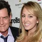 Charlie Sheen dan Brett Rossi. (foto: mirror.co.uk)