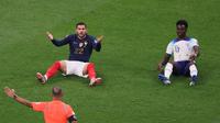 Bek Prancis Theo Hernandez bereaksi setelah wasit Brasil Wilton Sampaio melakukan pelanggaran terhadap pemain depan Inggris Bukayo Saka dalam laga&nbsp;perempat final Piala Dunia Qatar 2022 antara Inggris melawanPrancis di Stadion Al-Bayt pada 10 Desember 2022. (JACK GUEZ/AFP)